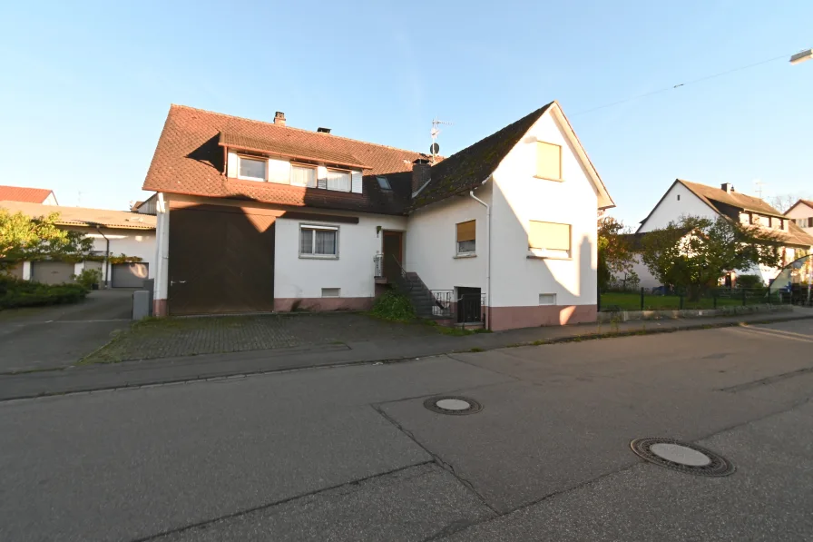 Straßenansicht - Haus kaufen in Emmendingen - Zweifamilienhaus in Emmendingen-Kollmarsreute mit großem Garten und vielfältigen Möglichkeiten