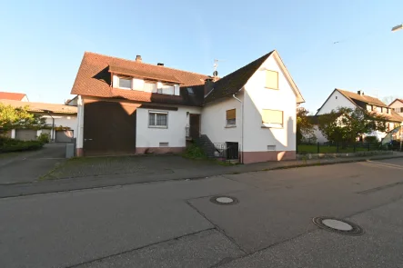 Straßenansicht - Haus kaufen in Emmendingen - Zweifamilienhaus in Emmendingen-Kollmarsreute mit großem Garten und vielfältigen Möglichkeiten