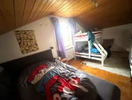 großzügiges Schlafzimmer DG