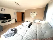 großzügiges Wohnzimmer