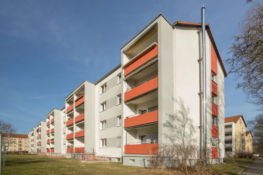 Außenansicht - Wohnung kaufen in Pirna - Wohnung mit Südbalkon in geflegtem Wohnensemble