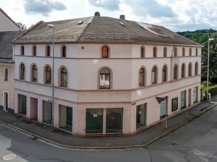 Aussenasicht - Haus kaufen in Oelsnitz/Vogtl. - historisches Denkmalobjekt im Herzen vom Oelsnitz/Vogtland mit Ladenlokal