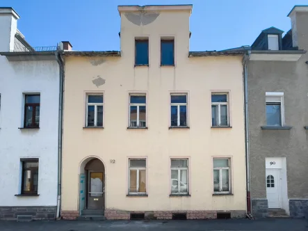 Hausansicht - Haus kaufen in Oelsnitz/Vogtl. - Reihenmittelhaus im Herzen von Oelsnitz – 175 qm mit Potenzial zur Sanierung