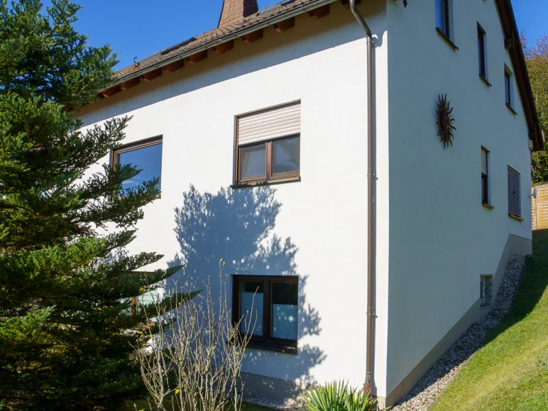 Aussenansicht - Haus kaufen in Aue-Bad Schlema - Attraktives Einfamilienhaus mit herrlichem Ausblick und gepflegtem Garten in Aue Bad-Schlema