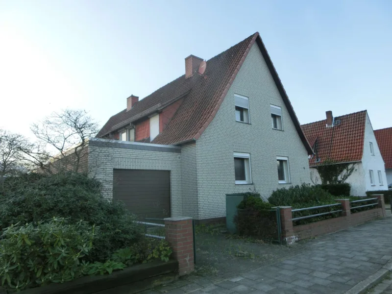 Aussen - Haus kaufen in Diepholz - *** Renovierungsbedürftige DHH mit Garage in Diepholz zu verkaufen ***