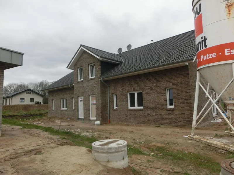  - Haus kaufen in Uchte - NEUBAU DHH  5 ZKB mit Carport in Uchte