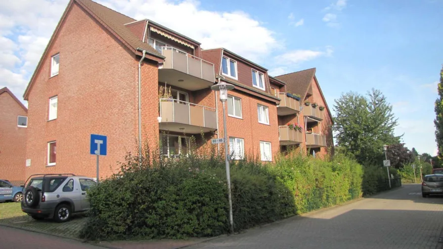 Haus - Wohnung mieten in Hildesheim - Schöne Dachgeschoss-Wohnung im gepflegten Haus mit EBK, Balkon und Stellplatz