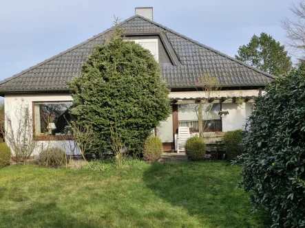 Gartenansicht - Haus kaufen in Hamburg-Heimgarten - SOFORT BEZIEHBAR: Einfamilienhaus mit Keller, Poppenbüttel Heimgarten - Südgrundstück - courtagefrei