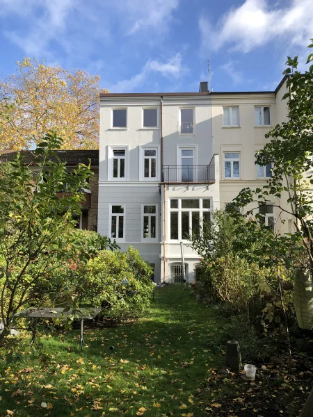 durchsaniert - Wohnung kaufen in Hamburg - City - 2-3-Familienhaus möglich - courtagefrei - sanierte Villa mit ruhigem Garten - abtrennbar - D 106kWh