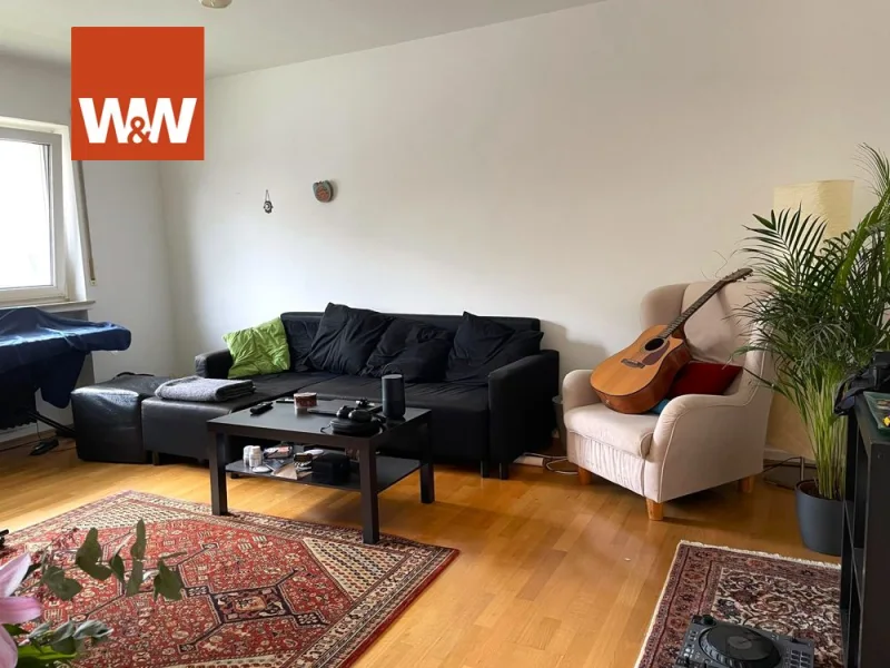 Wohnzimmer - Wohnung kaufen in Frankfurt am Main - 1 ETW + separate Mansarde + 1 Garage: Flexibles Investment in Frankfurt – Einziehen oder Vermieten