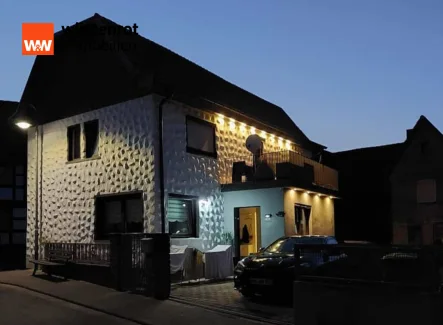 Außenansicht bei Nacht - Haus kaufen in Niddatal / Bönstadt - Kernsaniertes Bauernhaus mit Nebengebäuden - Historischer Charme trifft modernen Komfort