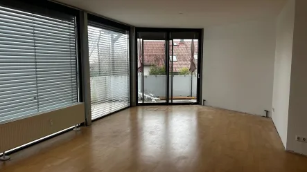 Wohn- und Esszimmer - Wohnung mieten in Wölfersheim - Barrierefreie 2 Zimmer Wohnung mit Balkon und Einbauküche in Wölfersheim sucht neuen Mieter