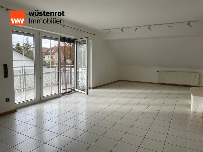 Wohn- und Esszimmer - Wohnung mieten in Reichelsheim / Weckesheim - 4-Zimmer-Wohnung mit Balkon und Einbauküche in ruhiger Lage von Weckesheim