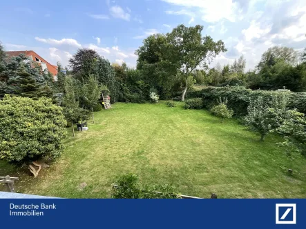 Blick in den Garten - Haus kaufen in Lübeck - St. Jürgen Architektenhaus mit vielfältigen Nutzungsmöglichkeiten