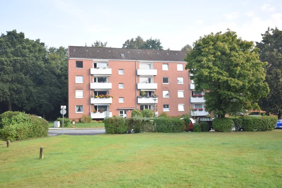 Gebäudekomplex - Wohnung kaufen in Lübeck - Ruhig gelegene Dreizimmerwohnung mit Balkon