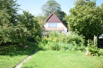 Garten mit Blick aufs Haus