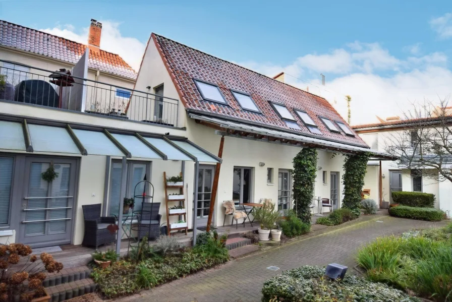 Hofansicht - Haus kaufen in Lübeck - Zentral gelegenes Ganghaus mit Dachterrasse 