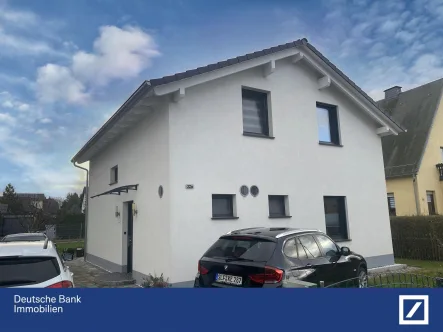 Ansicht vor dem Haus - Haus kaufen in Saalfeld - Freistehendes Einfamilienhaus in Saalfeld.