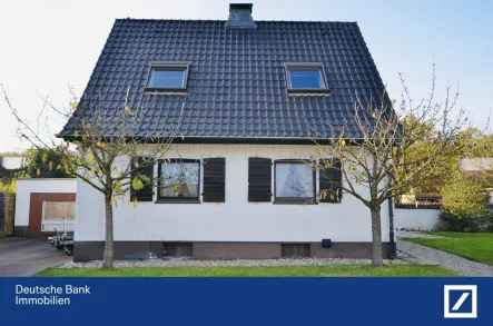 Hausansicht - Haus kaufen in Ratingen - Aus Alt mach Neu! Freistehendes Einfamilienhaus mit großem Grundstück!