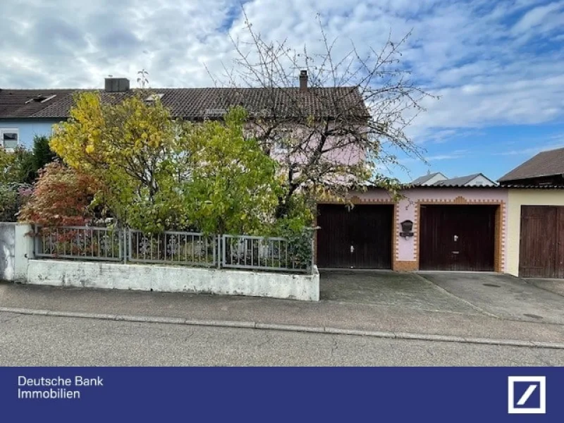 Straßenansicht mit D-Garage - Haus kaufen in Bietigheim-Bissingen - Reihenendhaus mit zwei Vollgeschossen, Garten und Doppelgarage.