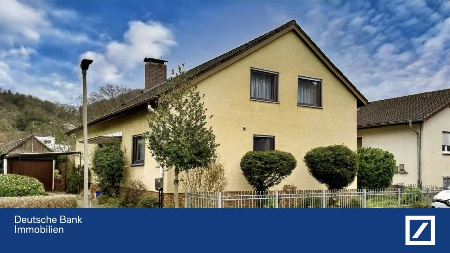 Vorderansicht - Haus kaufen in Weinheim - Charmantes Zweifamilienhaus in Weinheim-Sulzbach mit Kamin und Ausblick