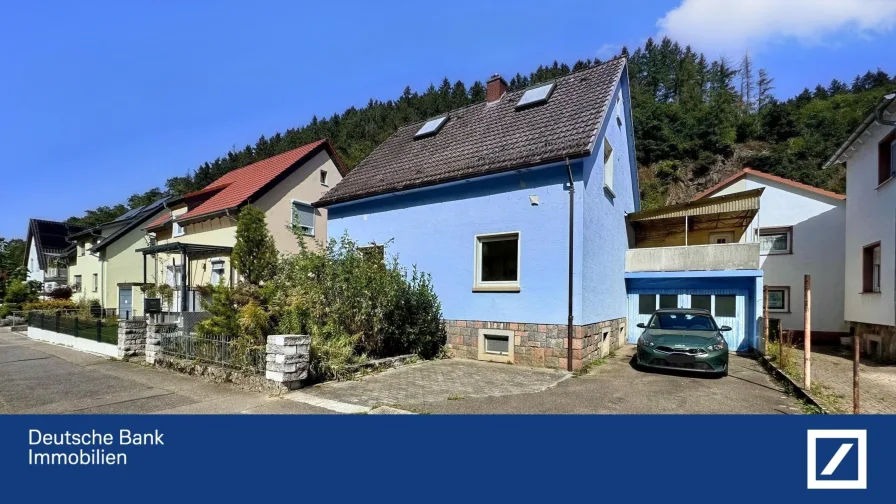 Hausansicht - Haus kaufen in Weinheim - Zweifamilienhaus mit Garten und Garage in Weinheim / Sanierungsobjekt in Top-Lage!