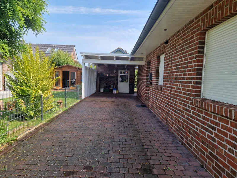 Auffahrt mit Carport