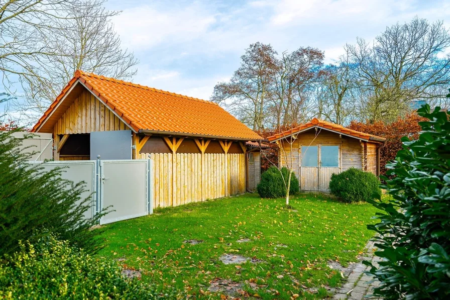 Carport und Gartenhütte