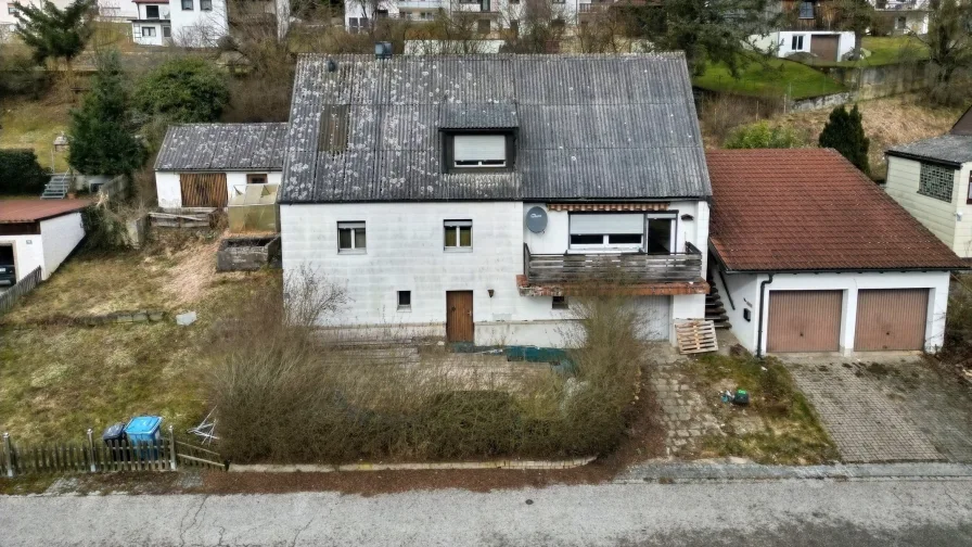 Außenansicht - Haus kaufen in Parsberg - Renovierungsbedürftiges Einfamilienhaus mit wunderbaren Ausblick – Ihr Projekt mit Potenzial!