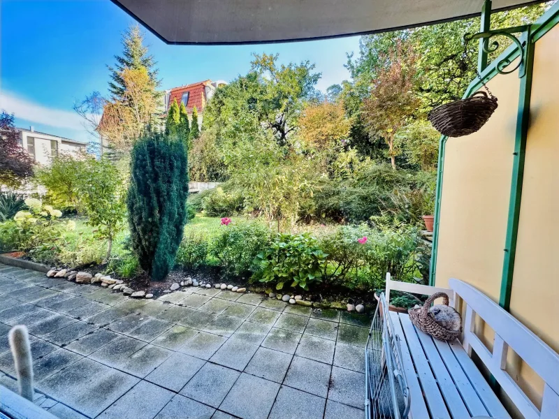 Terrasse mit Bank und Blick