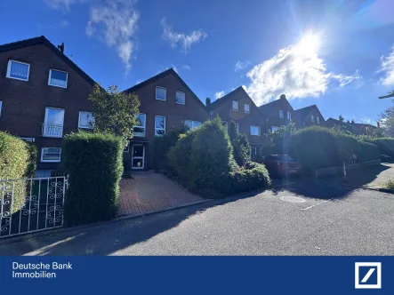 Vorderansicht - Haus kaufen in Breckerfeld - Ruhig gelegenes Reihenhaus mit kleinem Garten, Terrasse und Stellplatz