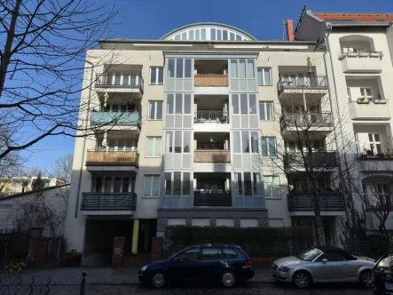 das Wohnhaus mit Einfahrt zur TG - Garage/Stellplatz kaufen in Berlin / Steglitz - Duplex-Garage in beliebter Kiezlage