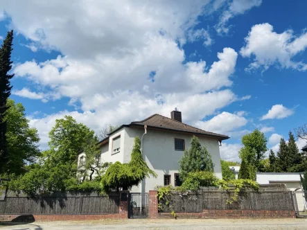 Ansicht von der Straße - Haus kaufen in Berlin - Entdecken Sie diese Doppelhaushälfte in Berlin- Steglitz mit 6 Zimmern und Dachgeschossrohling!