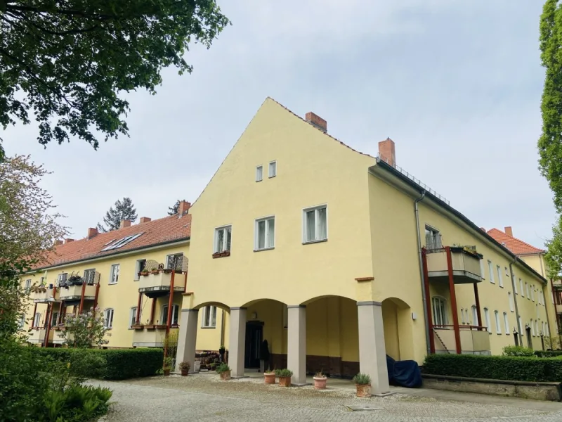 Balkonseite des Wohnhauses - Wohnung kaufen in Berlin - Herzstück Ihrer Glückseligkeit - 2,5 Zimmer in Zehlendorf zur sofortigen Nutzung!