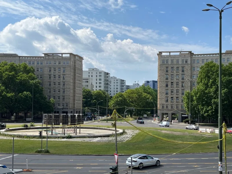 Blick auf den Strausberger Platz - Wohnung kaufen in Berlin Friedrichshain - Top-gepflegte, barrierefreie Etagenwohnung in denkmalgeschütztem Kultklassiker - bezugsfrei!