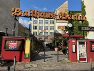 Ballhaus direkt gegenüber