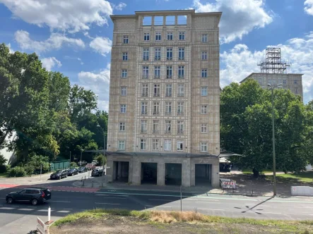 Denkmalgeschützes Gebäude - Wohnung kaufen in Berlin Friedrichshain - Architektonischer Kult-Klassiker am Strausberger Platz - komplett saniertes Apartment, bezugsfrei!