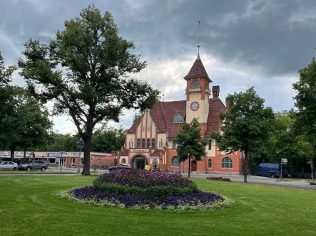 Hohernzollernplatz mit S-Bahnhof - Wohnung kaufen in Berlin / Nikolassee - Hier passen Lage und Preis: bezugsfreie, gut geschnittene 2,5 Zimmer im grünen Nikolassee!