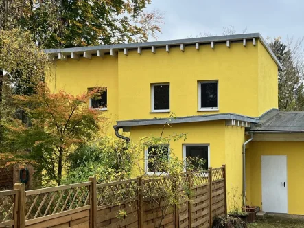 Straßenansicht - Haus kaufen in Berlin / Bohnsdorf - Attraktive Stadtvilla in  idyllischer und naturnaher Stadtrandlage von Berlin-Bohnsdorf - bezugsfrei!