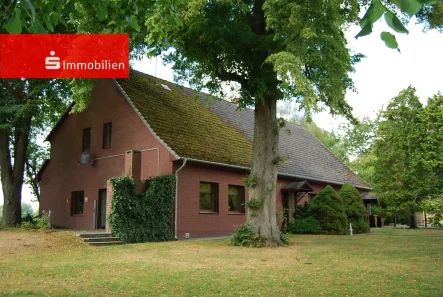 Vorderansicht mit Terrasse - Haus kaufen in Bassum - +++ Ein Haus mit Geschichte -  oder -  Großzügiges Wohnen in ehemaliger Schule +++