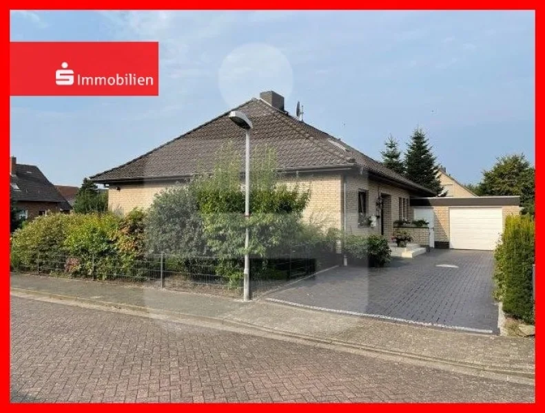 Hofansicht - Haus kaufen in Barnstorf - Charmanter Bungalow in Barnstorf – Ihr persönliches Paradies im Grünen