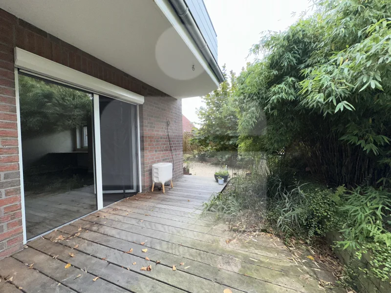 Terrassenausgang Wohnzimmer mit idyllischem Garten 