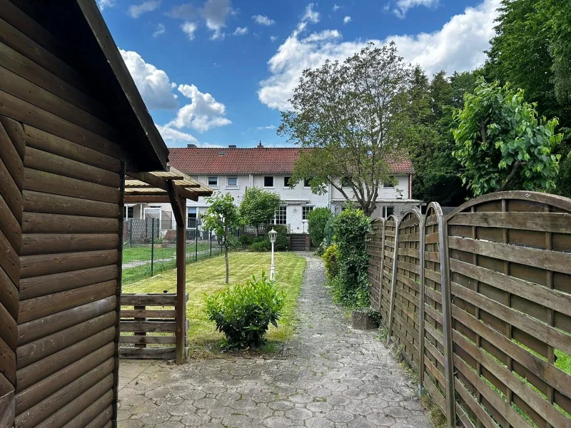 Blick vom Holzblockhaus zur Terrasse