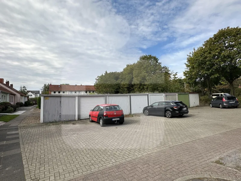 links die Zuwegung zu den Eingängen der Reihenhäuser; dritte Garage von links gehört dazu