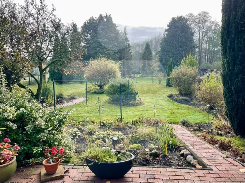 Blick von der Terrasse in den Garten