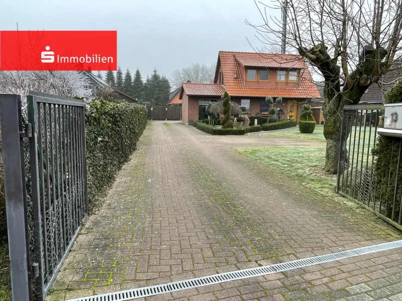 Hofzufahrt/Strassenansicht - Haus kaufen in Affinghausen - +++ Gemütliches Familienparadies in Affinghausen: Das perfekte Einfamilienhaus für Ihr Glück +++