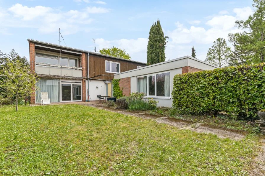 HAUSANSICHT - Haus kaufen in Karlsruhe - Geräumiges Zweifamilienhaus in Bestlage