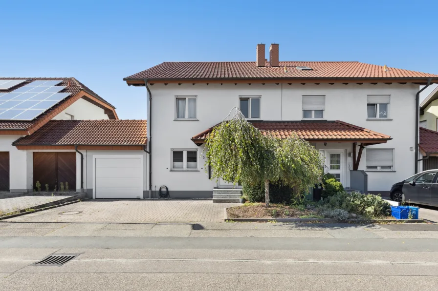 Frontansicht - Haus kaufen in St. Leon-Rot - Geräumige Doppelhaushälfte in ruhiger Lage