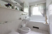 Badezimmer mit Badewanne (EG)