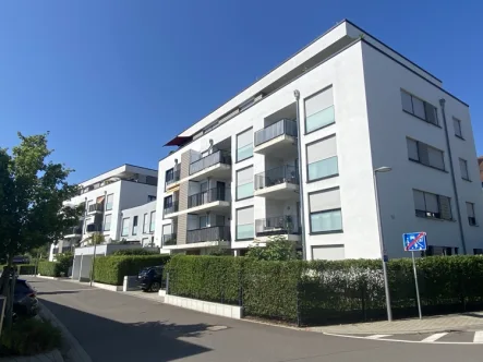 Titelbild - Wohnung kaufen in Mannheim / Rheinau - Moderne 4-Zimmerwohnung mit Balkon am See